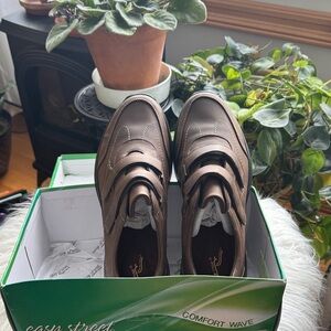 Easy Street Women’s Sindy Brown Loafers